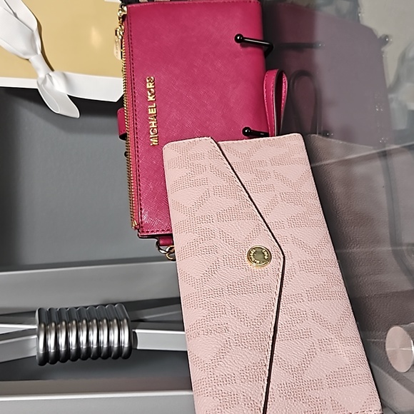 ✨️WINNERS CHOICE✨️, MICHAEL KORS WALLET/WRISTLET - Picture 3 of 6